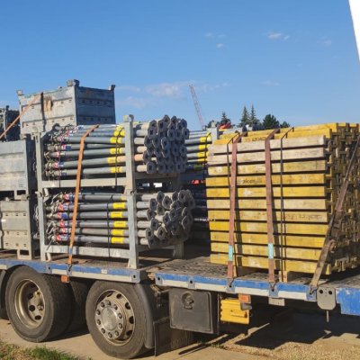 Stavební materiál a bednění naložený a upevněný na nákladním voze Ekuna Pro